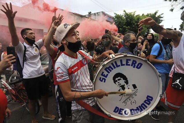 Люди собрались, чтобы почтить память Диего Марадоны