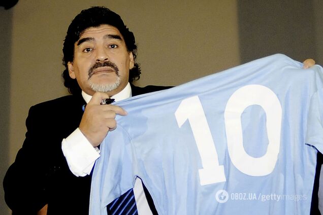 Дієго Марадона з футболкою, на яку нанесений його улюблений 10-й номер