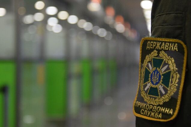 Пара киевлян пыталась ввезти в Украину 6 пакетиков бриллиантов в белье