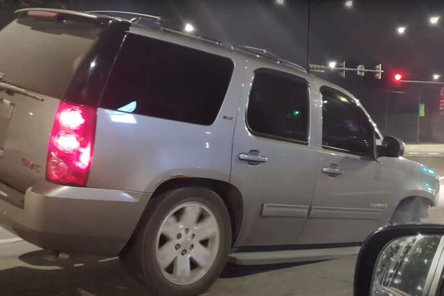 Водитель внедорожника показал, как будет ехать авто в случае потери одного колеса