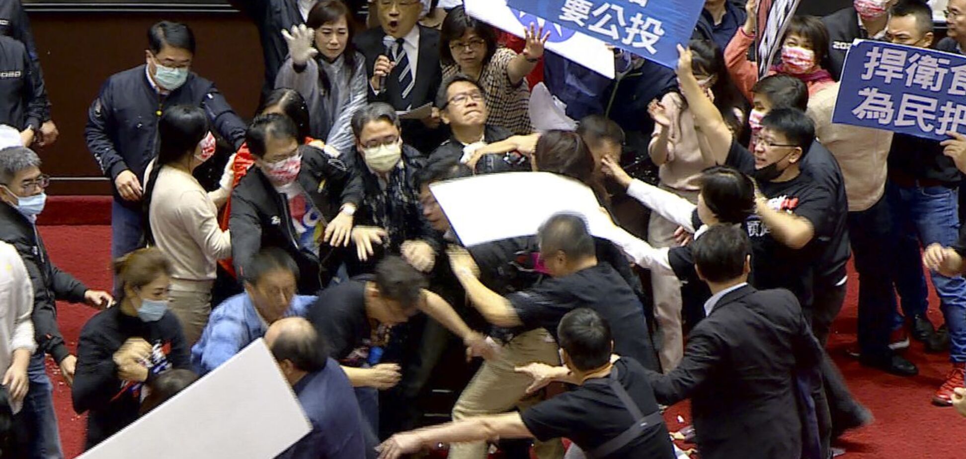 Депутати в Тайвані влаштували бійку через свинину з США