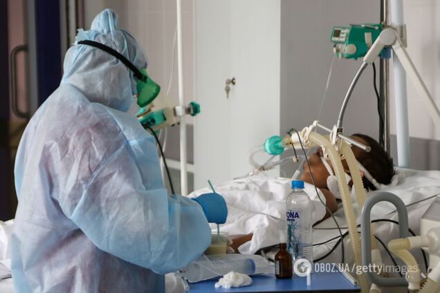 Лікар розповів, що відбувається з важкими COVID-пацієнтами: синіють губи та руки, починається паніка