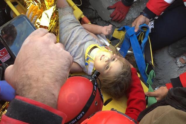 Из-под завалов в Турции достали живой 4-летнюю девочку