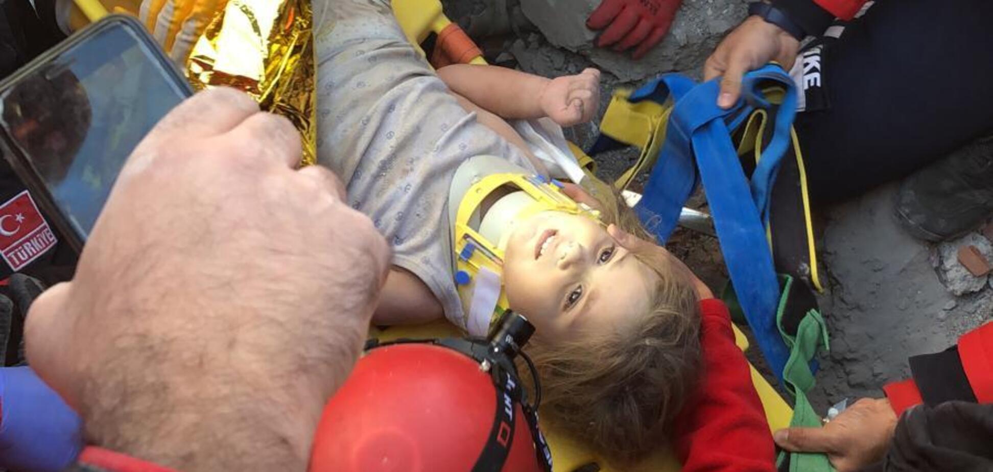 Из-под завалов в Турции достали живой 4-летнюю девочку