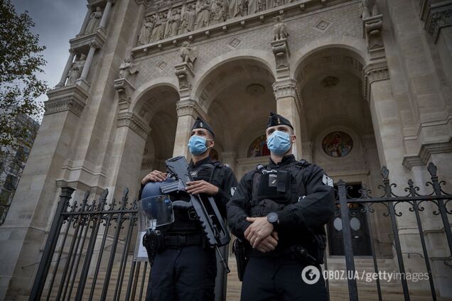 В Париже мужчина с мачете пытался напасть на людей: блокировали несколько улиц. Видео