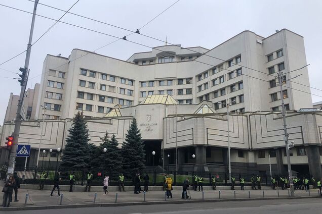 Будівлю КСУ оточили правоохоронці та Нацгвардія