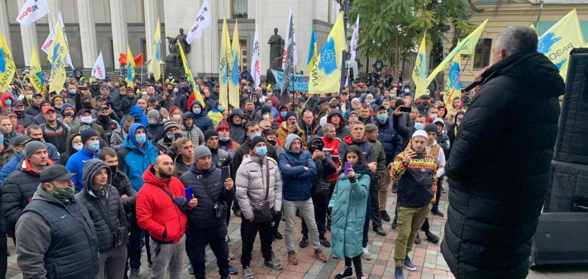 Возле парламента начался митинг владельцев 'евроблях'