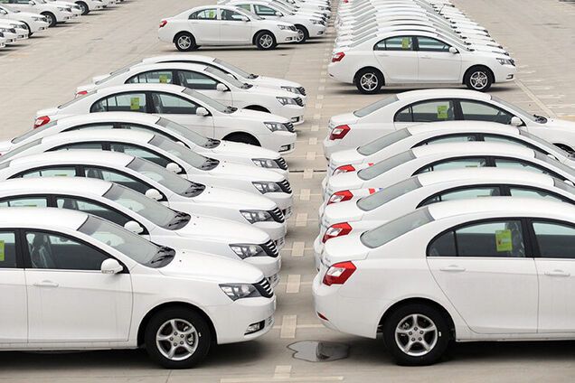 У Туркменістані всі авто зобов'язали повністю пофарбувати у білий колір