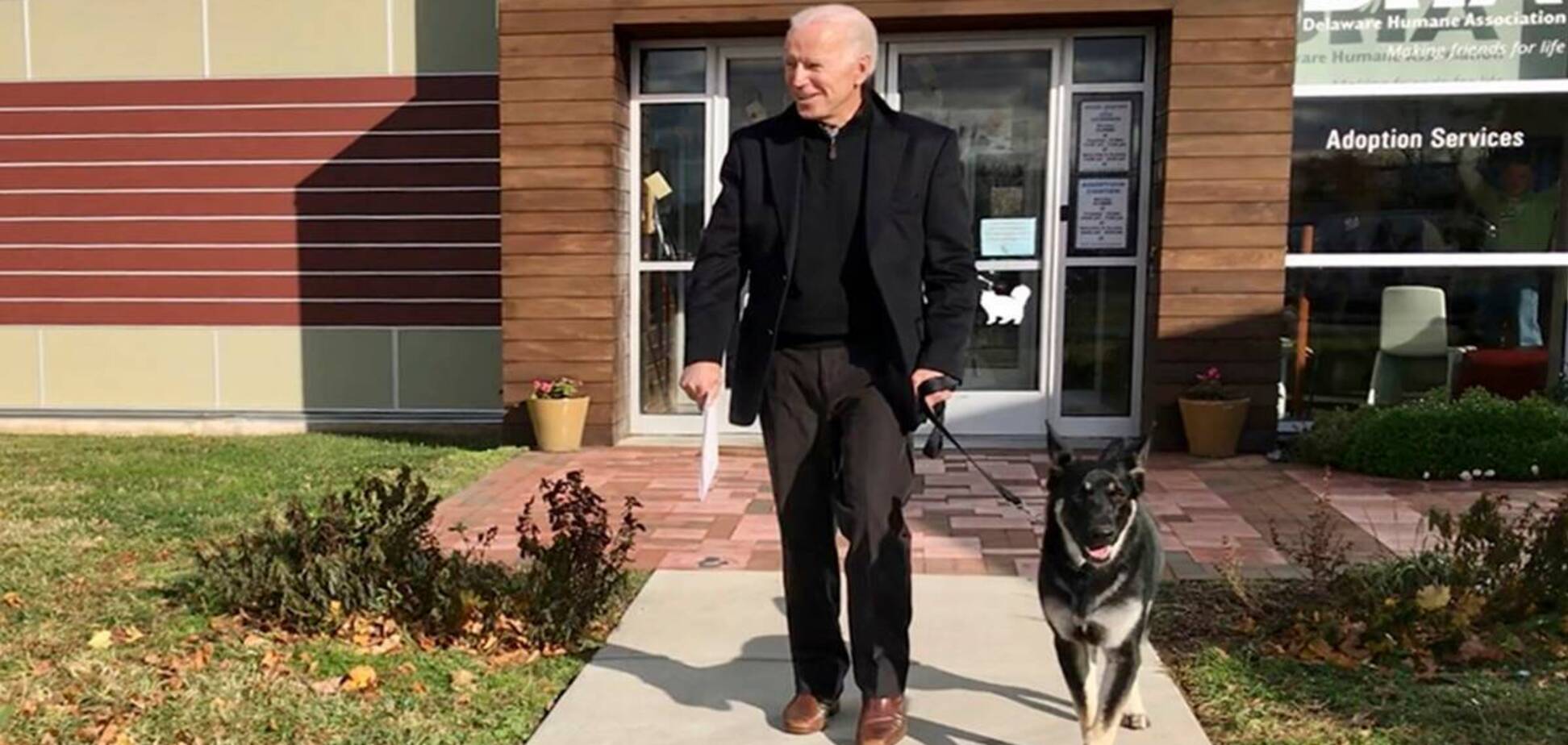 Байден пошкодив ногу, граючи із собакою