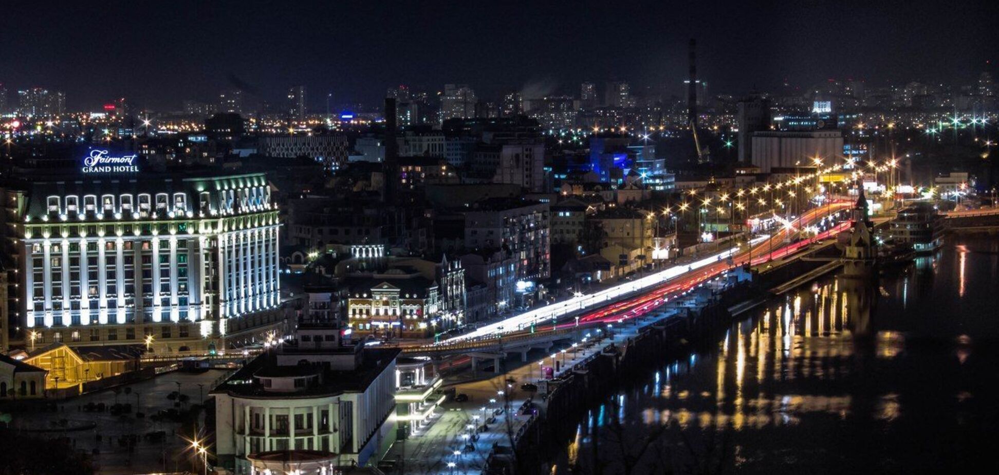 Группа подростков-вандалов разбила одну из уличных витрин