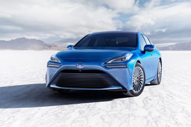 Водородный седан Toyota Mirai рассекретили до премьеры