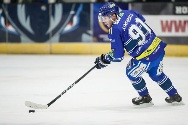 В Венгрии игрок нелепо отпраздновал шайбу