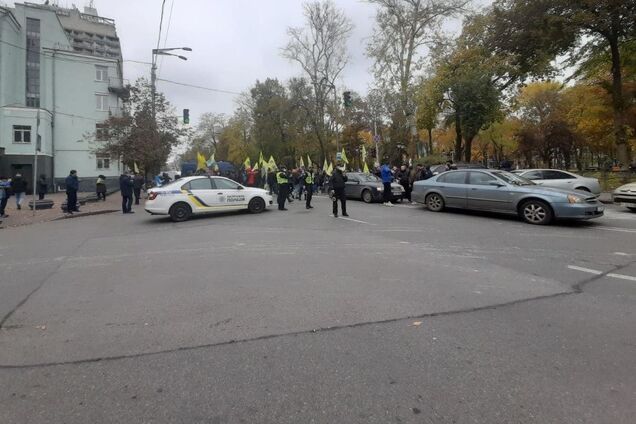 Учасники акції частково перекрили дорогу на вулиці Грушевського