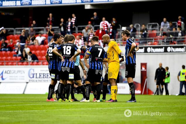 Гравці 'Сіріуса' оточили арбітра