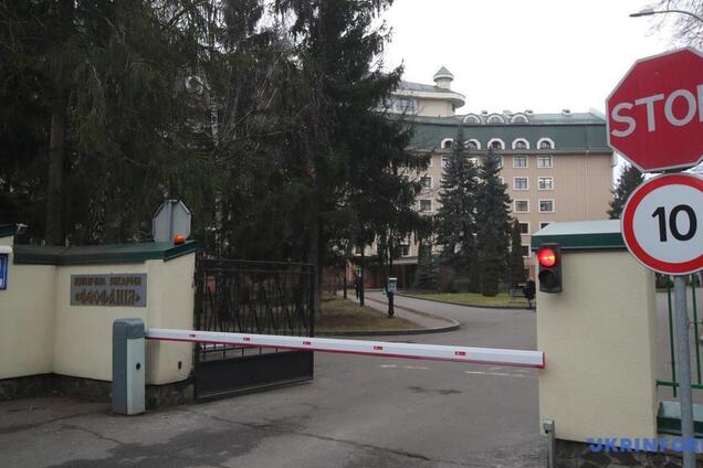 Посилену охорону корпусу лікарні, куди госпіталізували Зеленського і Єрмака, спростували