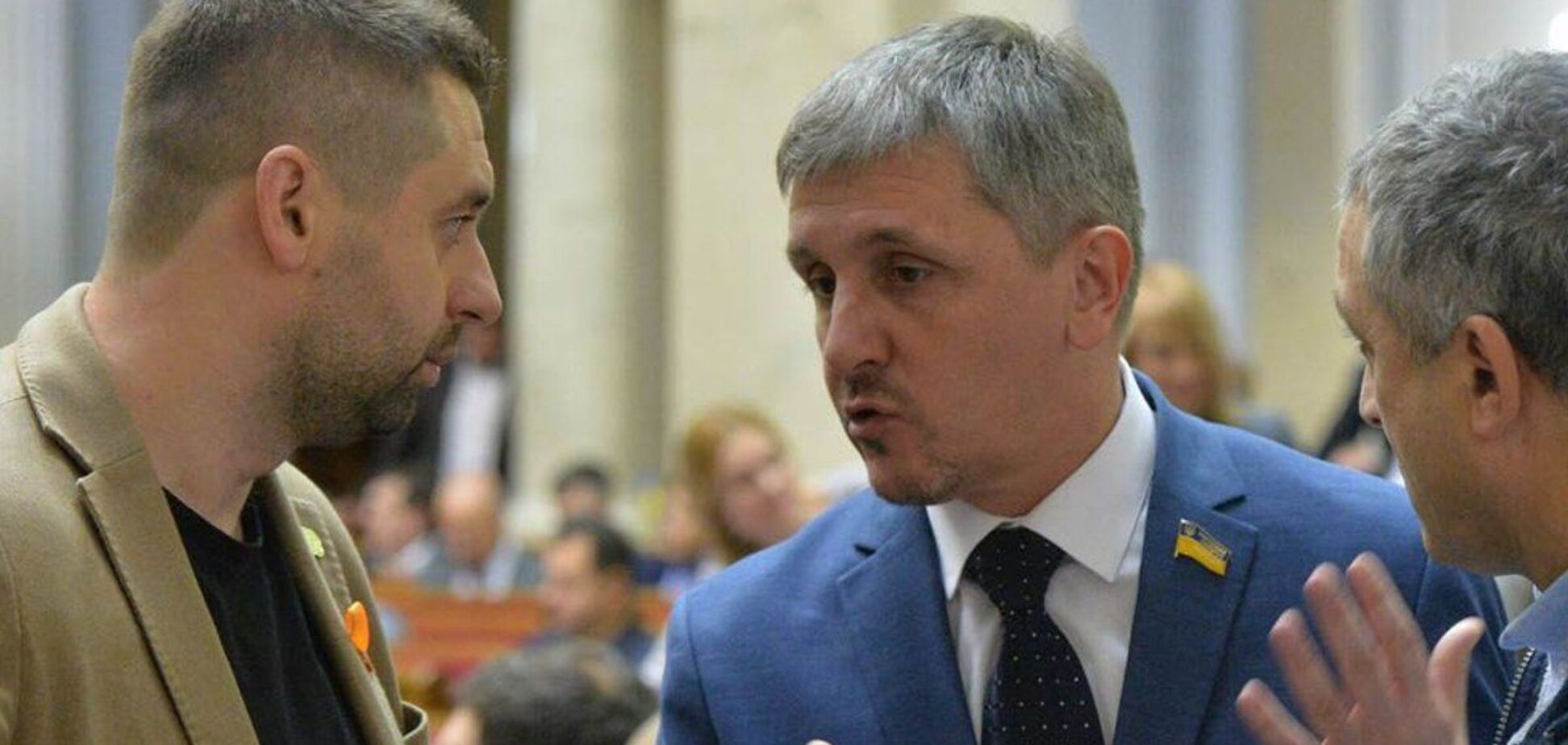 Сумка Остапенко (в центре) стоит $ 2700