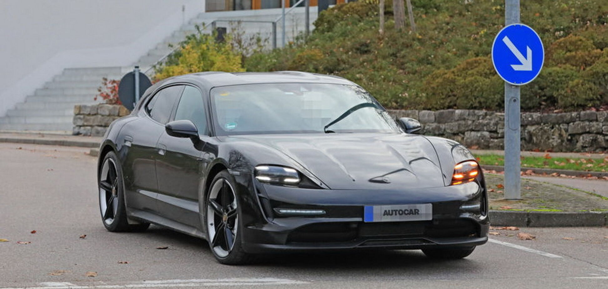Електричний Porsche Taycan Cross Tourismo попався без камуфляжу