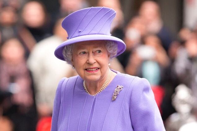 Королева Елизавета впервые вышла на публику в маске. Фото