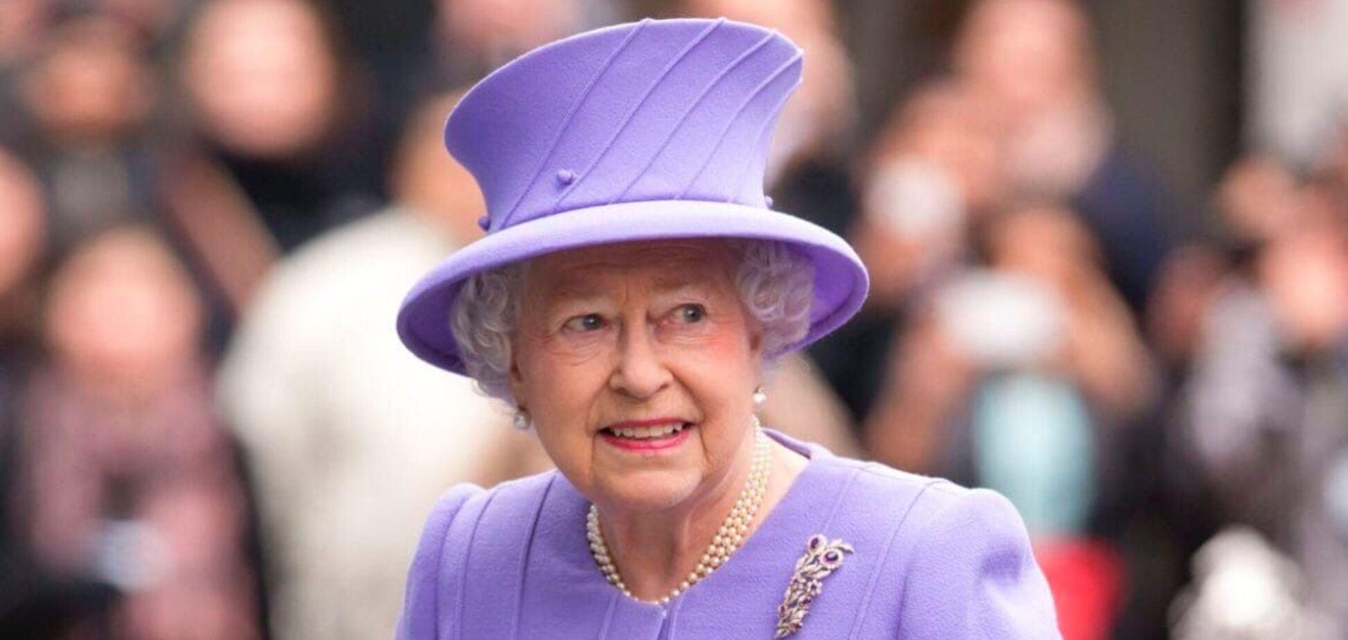 Королева Єлизавета вперше вийшла на публіку в масці. Фото