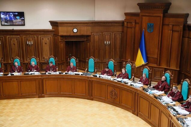 КСУ не смог рассмотреть дело о 'земельных' статьях в Конституции