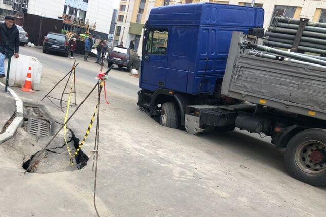 В Киеве грузовик провалился в яму на проспекте. Фотофакт