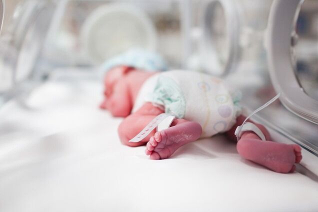 Младенец весит всего 1,5 кг