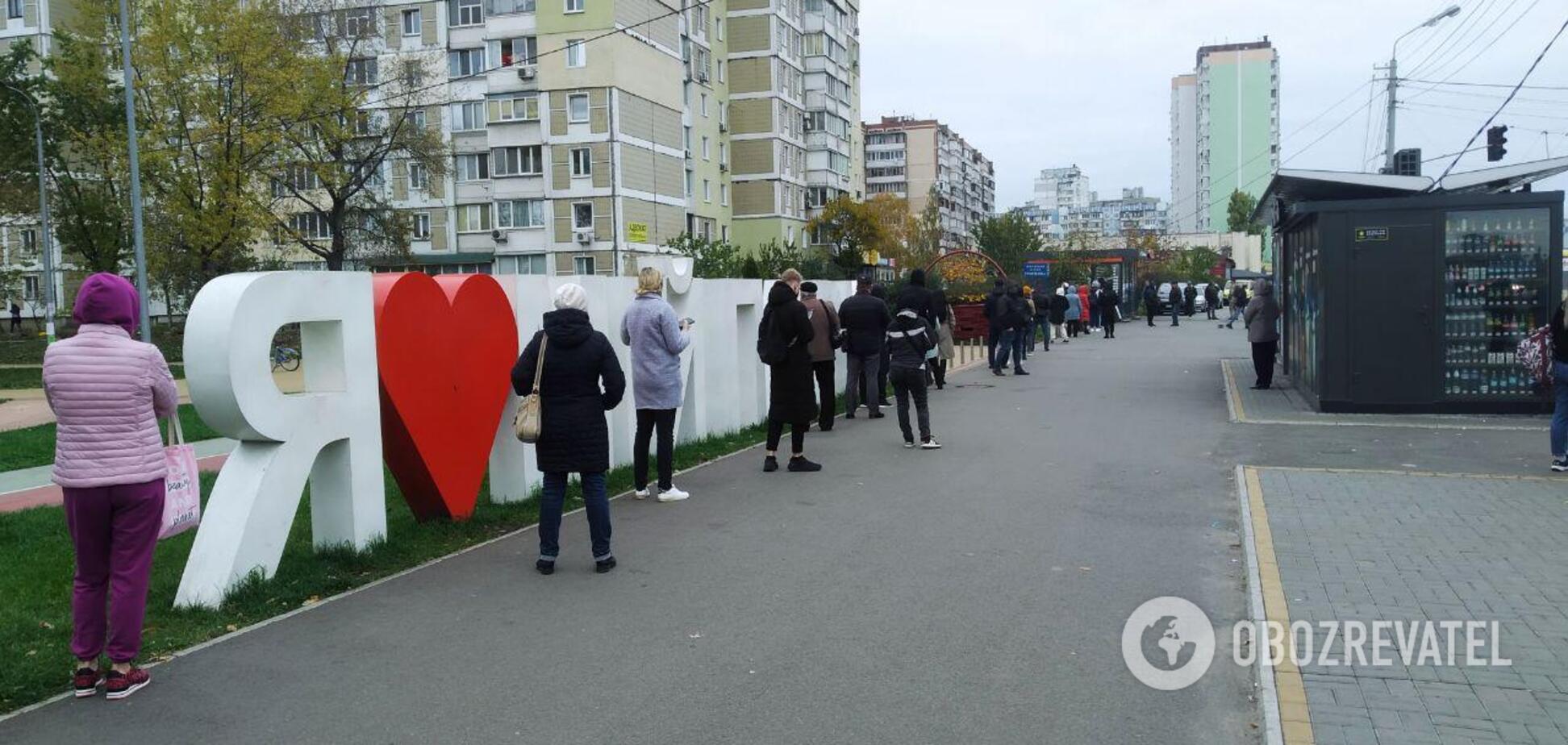 На Троещине заметили огромную очередь из желающих сдать тест на коронавирус