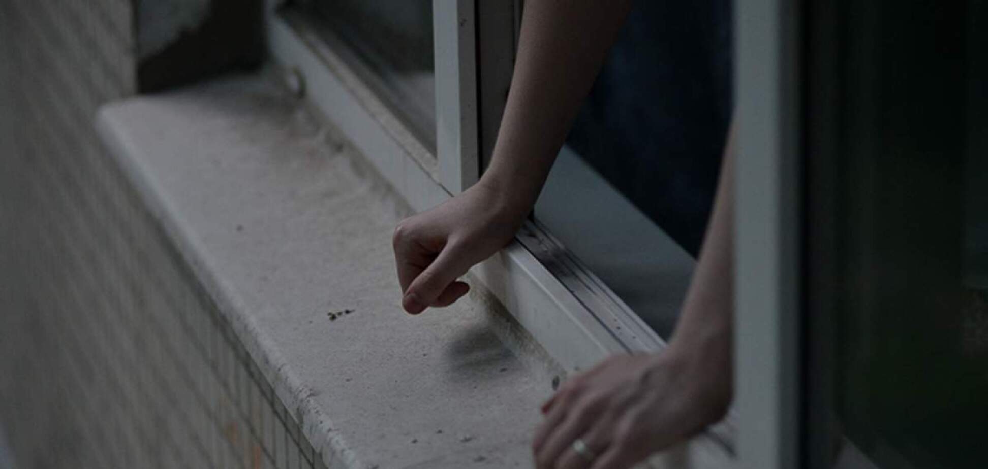 Дівчина випала з вікна й звинуватила в цьому поліцейських