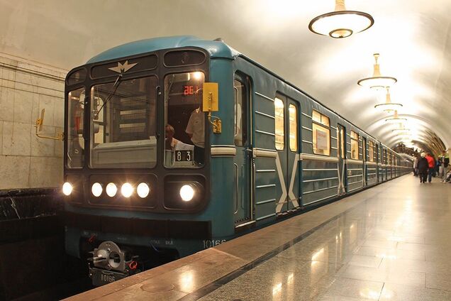 Вертикальные поручни в киевском метро