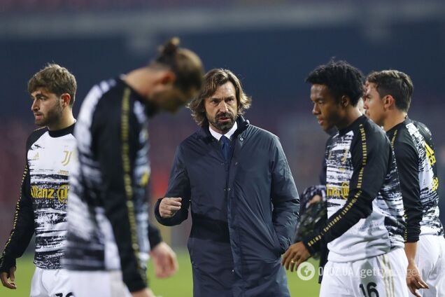 Андреа Пирло общается с игроками 'Ювентуса'