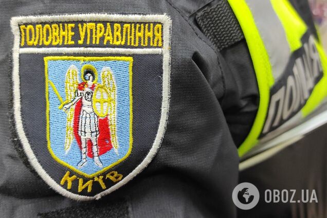 С парнем общаются правоохранители