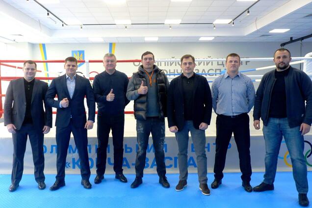 Усик відкрив оновлений боксерський зал у Конча-Заспі. Фото і відео