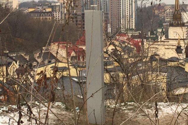 На горе в Киеве установили загадочный монолит