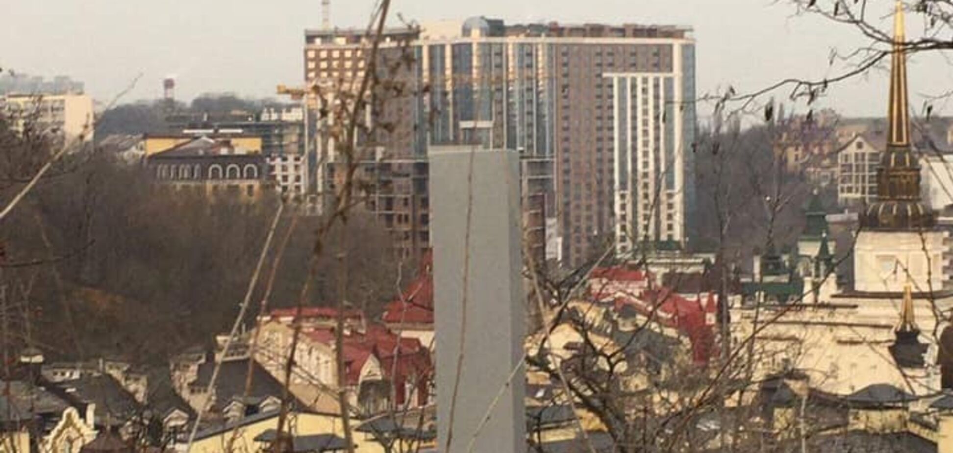 На горе в Киеве установили загадочный монолит