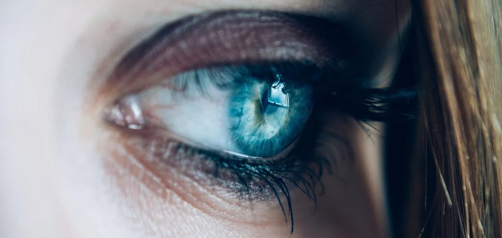 Воспаленные глаза являются еще одним симптомом COVID-19