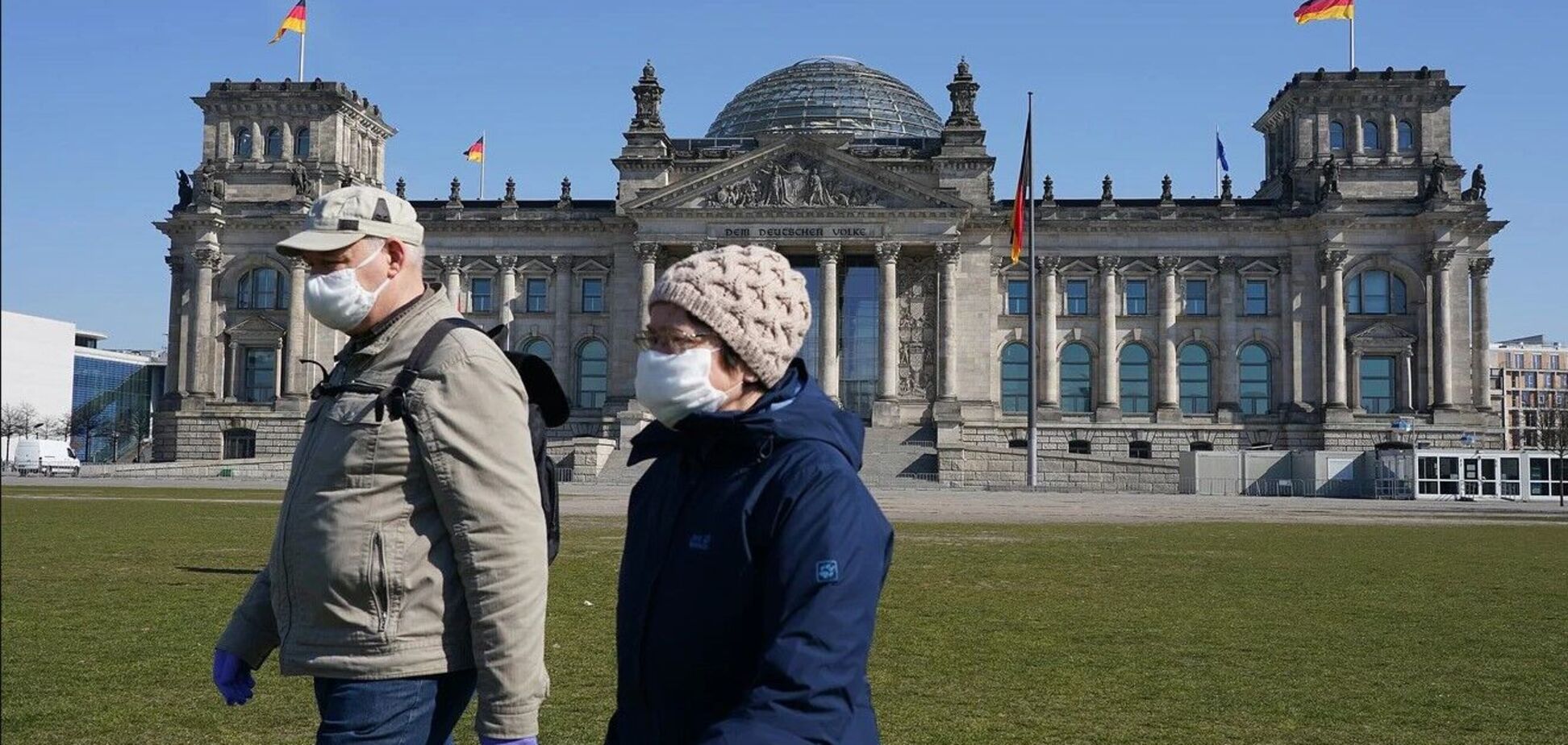 В Германии сравнили смертность от COVID-19 с ежедневными авиакатастрофами и признали провал лайт-локдауна