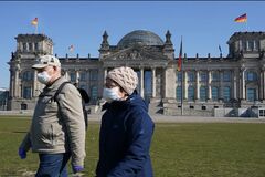 В Германии сравнили смертность от COVID-19 с ежедневными авиакатастрофами и признали провал лайт-локдауна