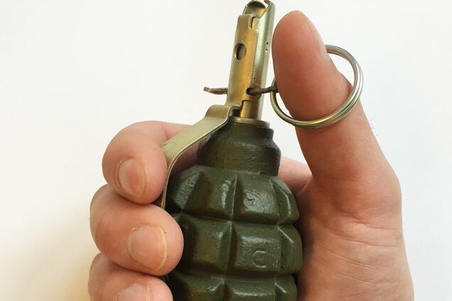 Граната в руці