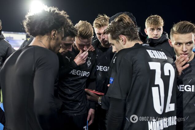 Игроки 'Боруссии' М досматривают матч 'Интер' - 'Шахтер' на телефоне