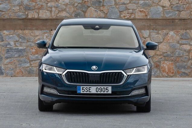 Саму престижную Skoda Octavia A8 показали на 'живых' фото: как она выглядит