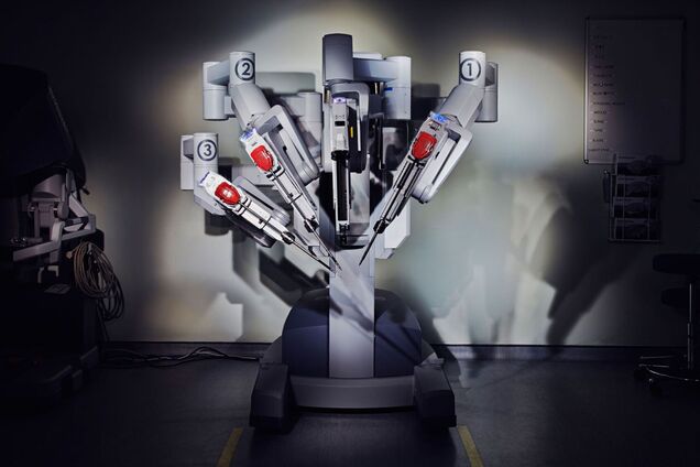 Во Львове впервые робот сделал операцию человеку. Фото