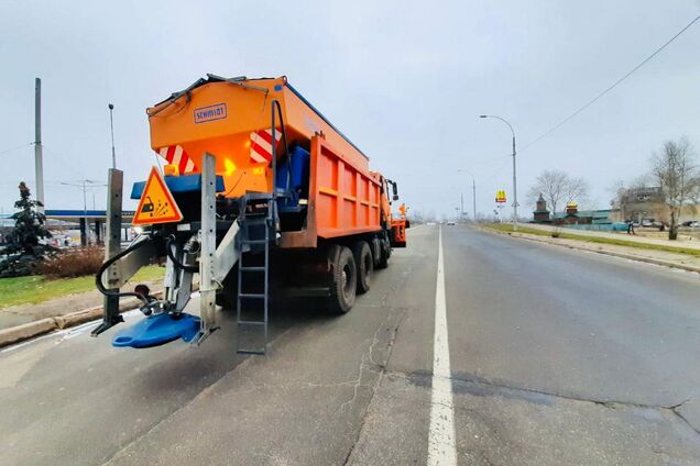 Коммунальщики на протяжении ночи обрабатывали улицы реагентами