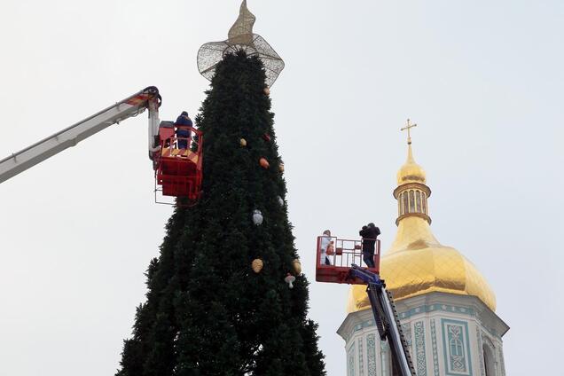 С елки в Киеве снимут шляпу