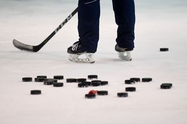На Киевщине играли в хоккей на обледеневшей дороге. Видео