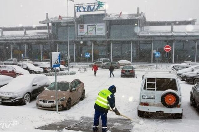 В аэропортах Киева произошел коллапс из-за гололеда: самолеты не смогли приземлиться