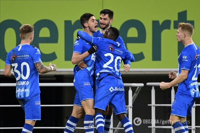 Роман Яремчук в объятиях партнеров по 'Генту'