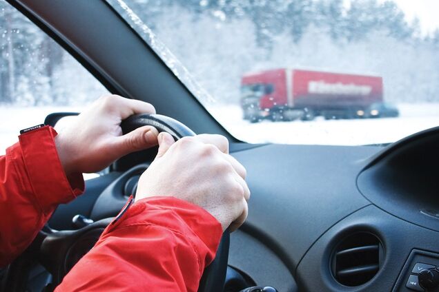 Експерти пояснили, чому в машині небезпечно їздити в зимовій куртці