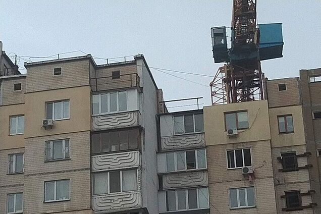 На Позняках у Києві почався демонтаж багатоповерхівки, яка постраждала від вибуху