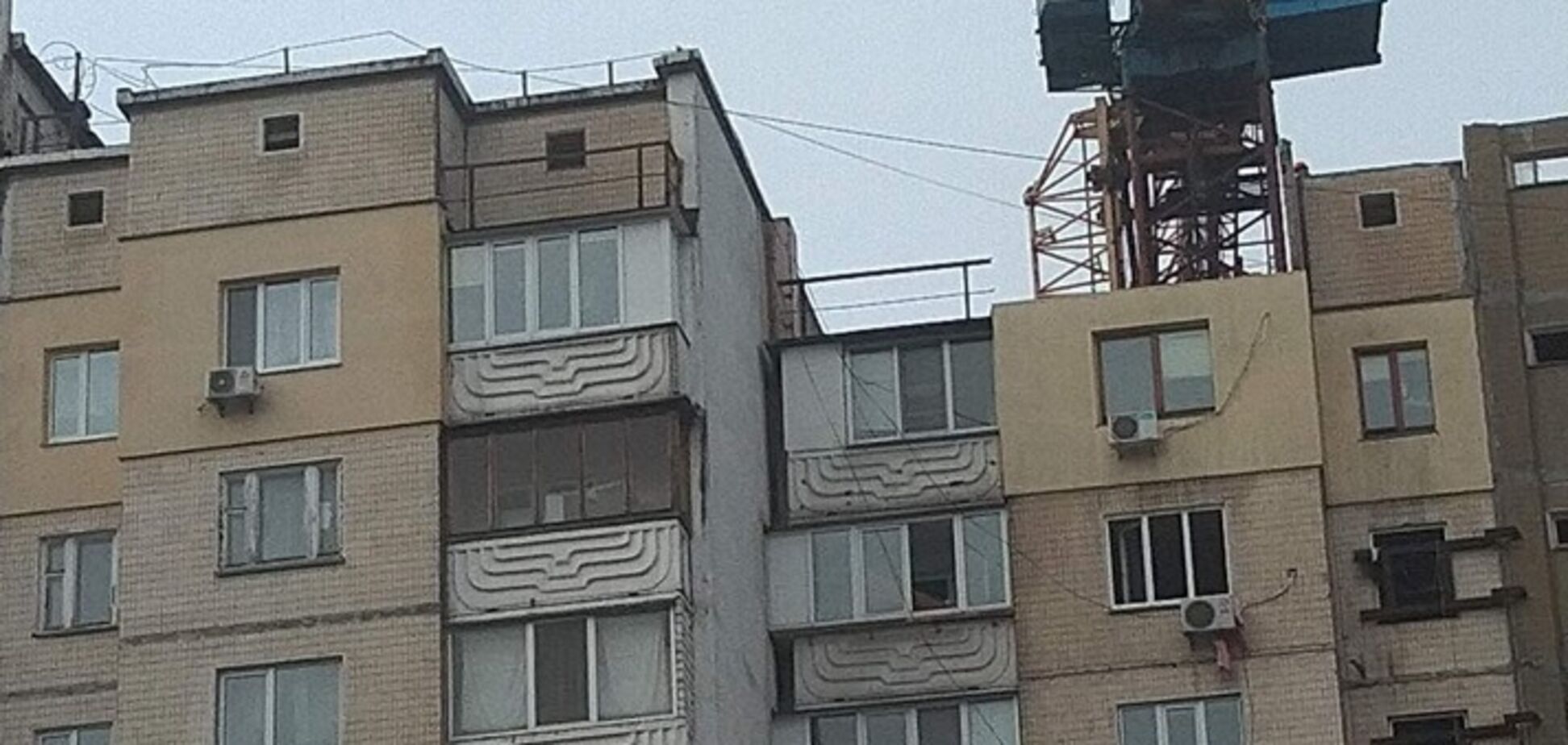 На Позняках у Києві почався демонтаж багатоповерхівки, яка постраждала від вибуху