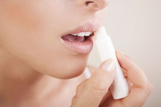 Главные правила по уходу за кожей губ в зимний период: 5 полезных рекомендаций